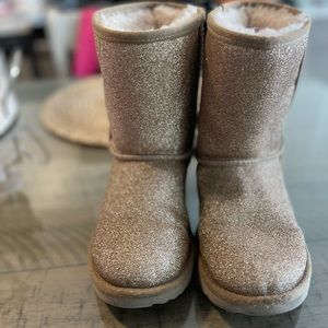 Lightly worn size 3 girl ugg boots.